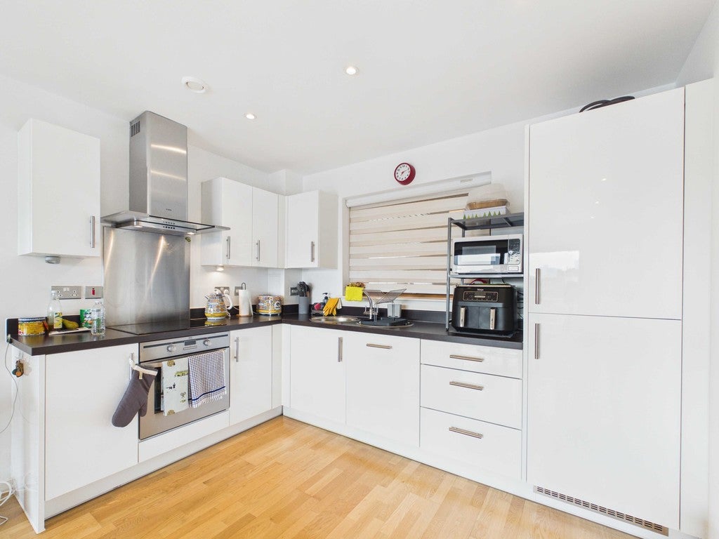 Flat Spa Road in Greater London