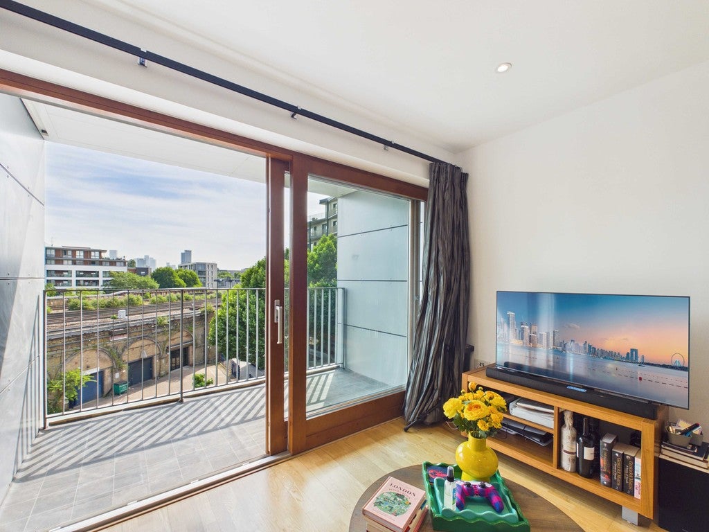 Flat Spa Road in Greater London