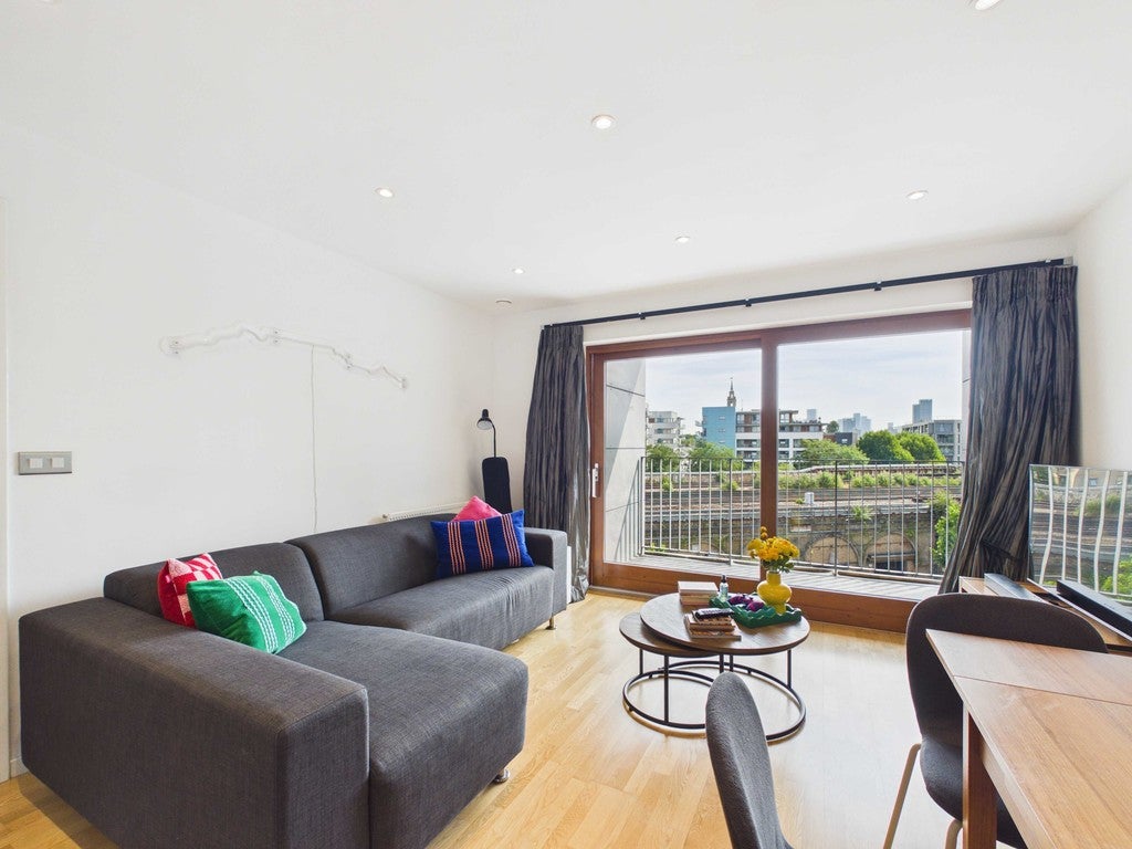 Flat Spa Road in Greater London