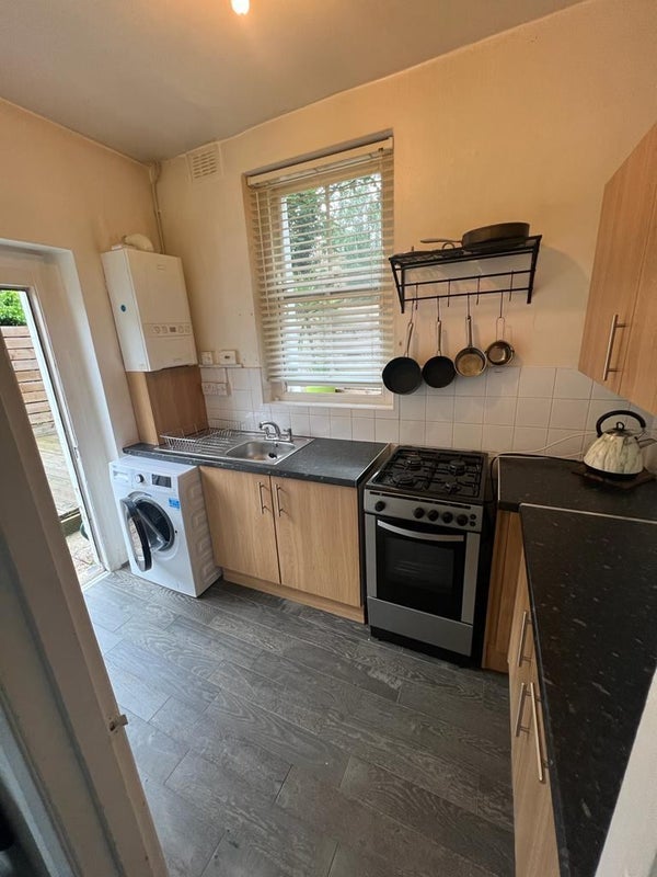 Room Cato Road in Greater London