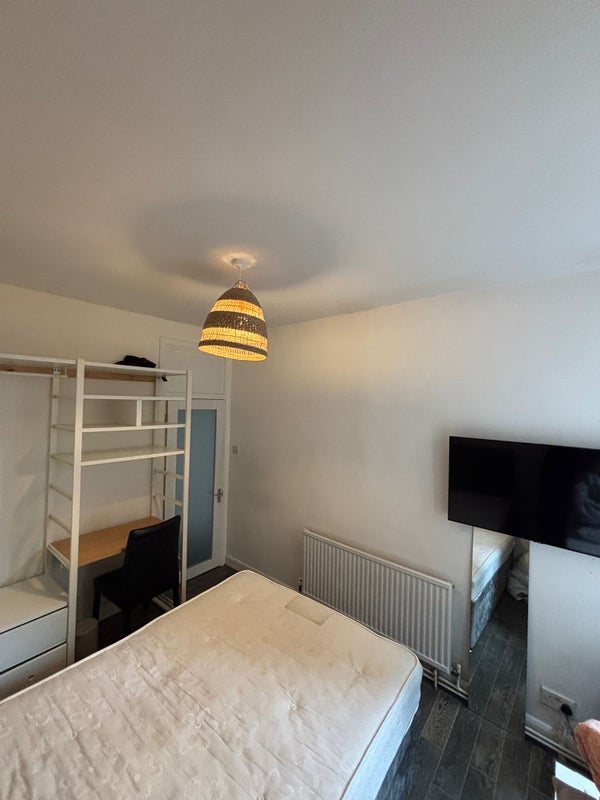 Room Cato Road in Greater London