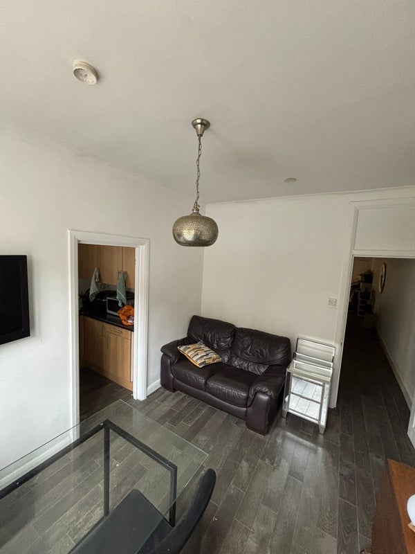 Room Cato Road in Greater London