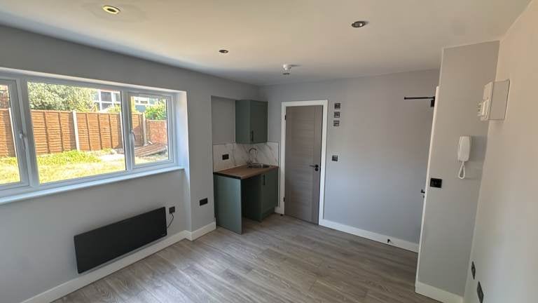 Flat Ashburnham Road in Greater London