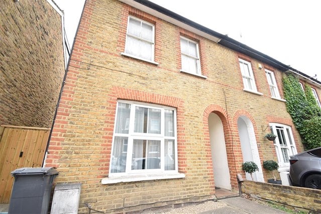 Flat Cleaveland Road in Greater London
