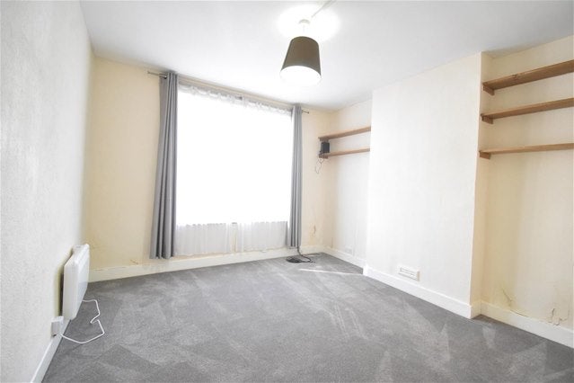 Flat Cleaveland Road in Greater London