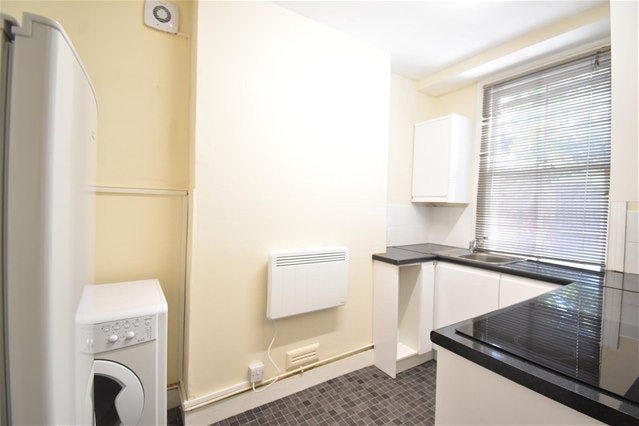 Flat Cleaveland Road in Greater London