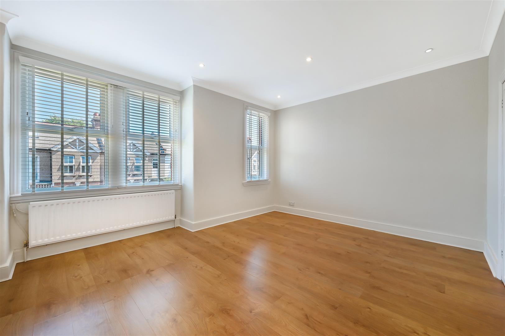 Flat Kingston Road in Greater London