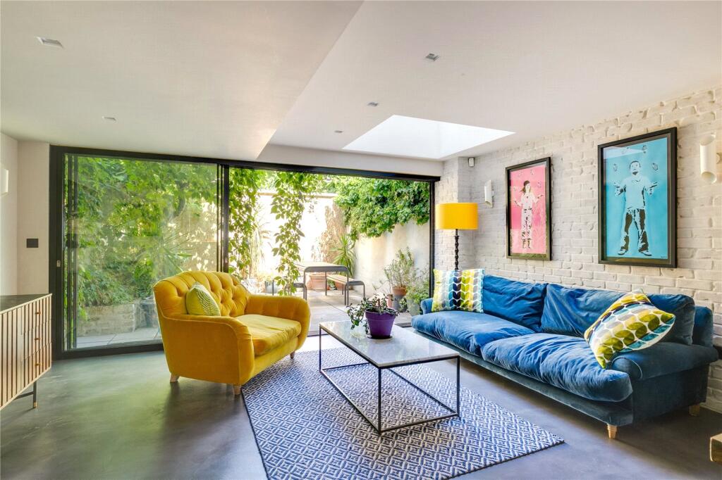 House Chalcot Road in London