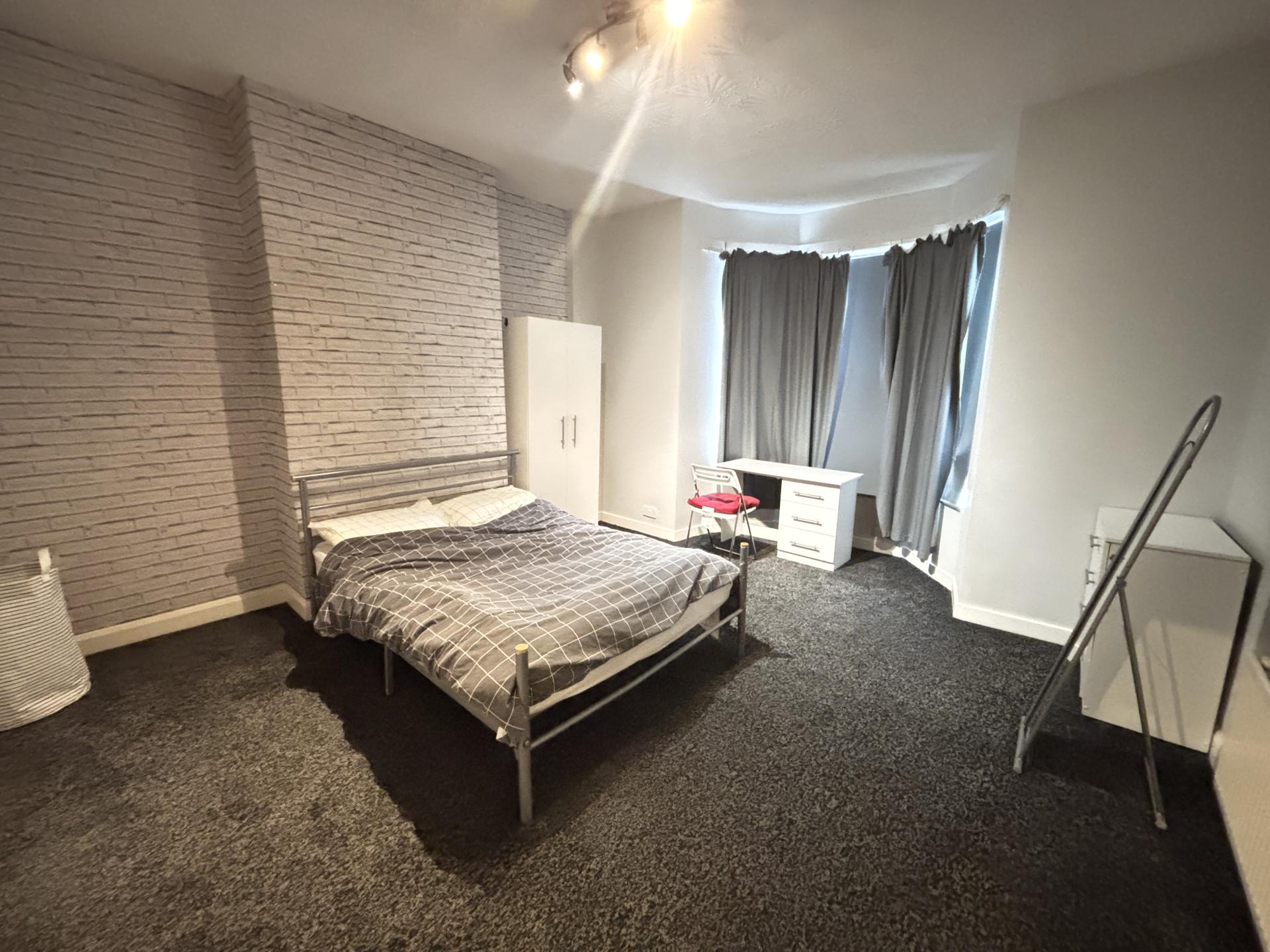 Flat Regent Terrace in Leeds