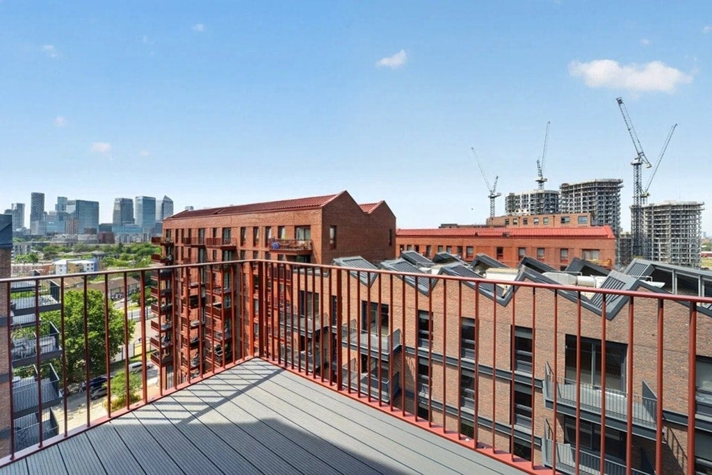 Flat Leven Road in Greater London