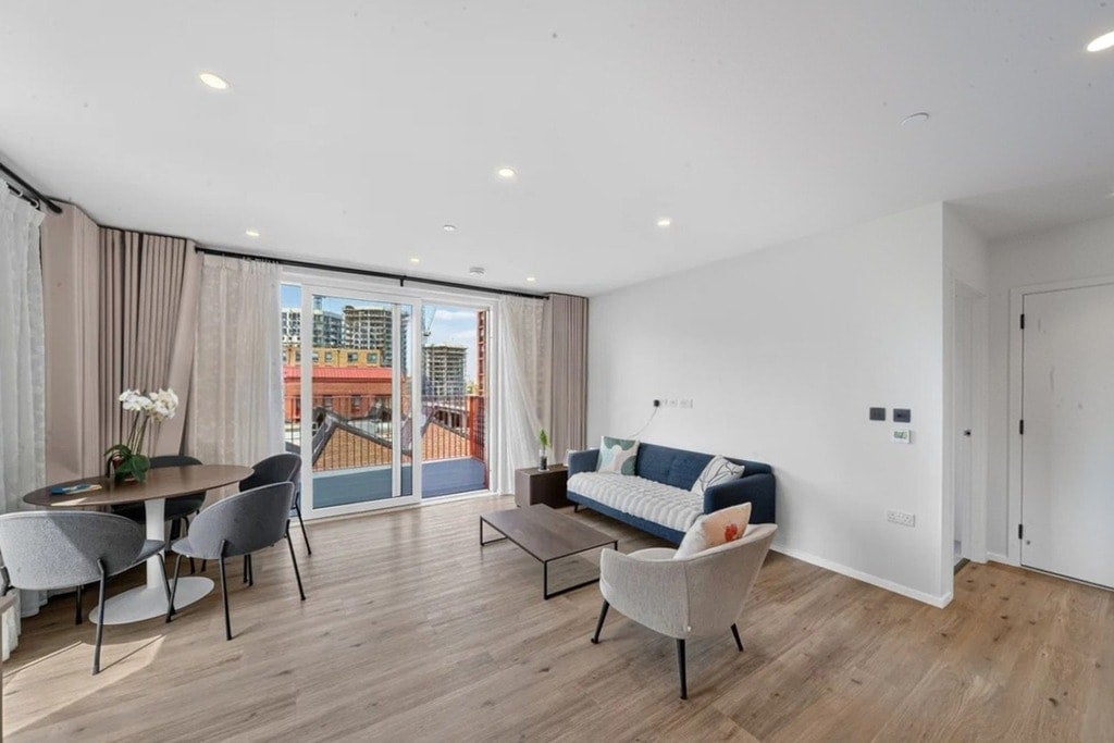 Flat Leven Road in Greater London