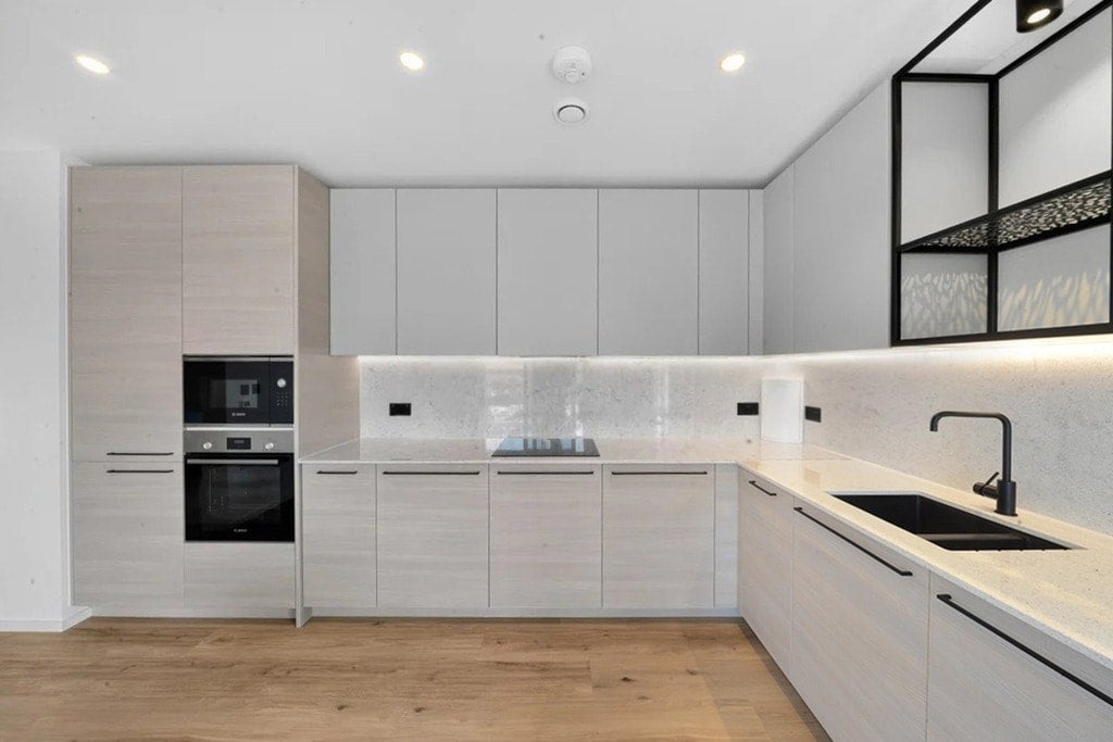 Flat Leven Road in Greater London