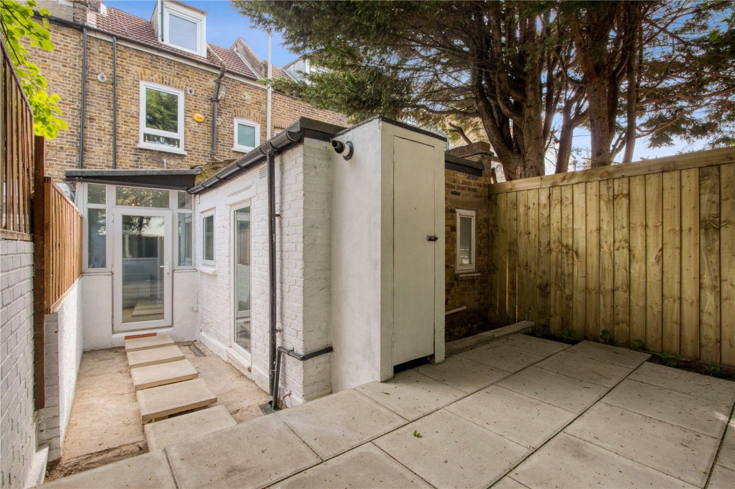 Flat Townsend Road in Greater London