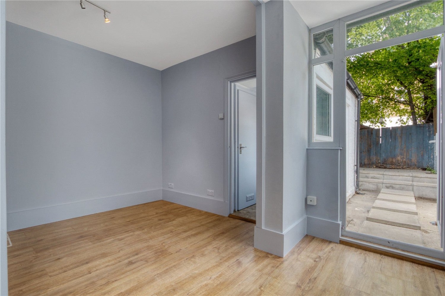 Flat Townsend Road in Greater London
