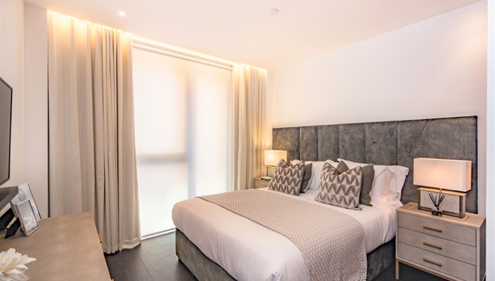 Flat Ponton Road in Greater London