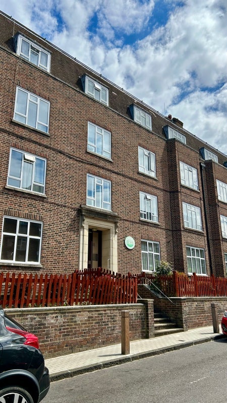 Flat Fairfield Drive in Greater London