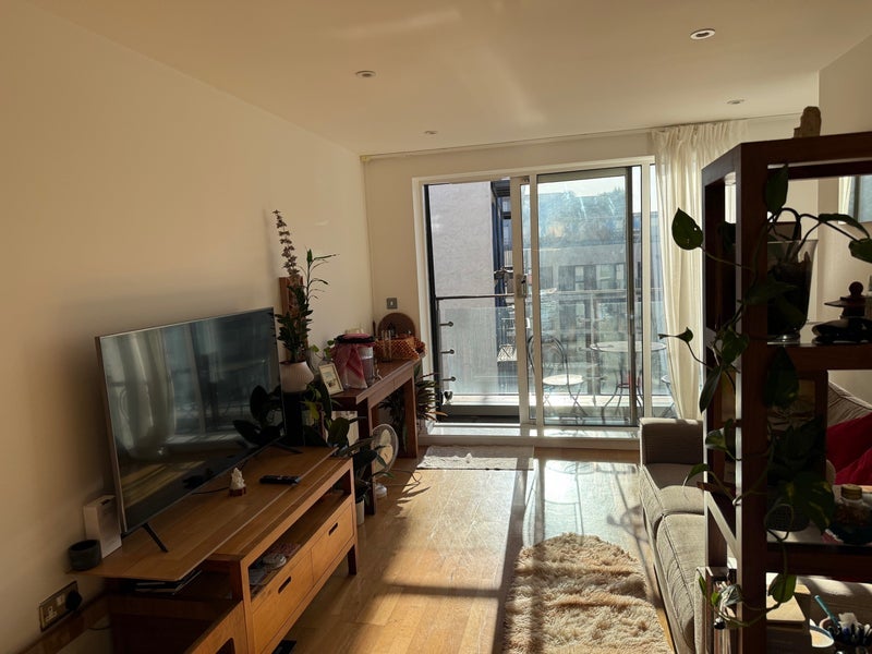 Flat Long Lane in Greater London