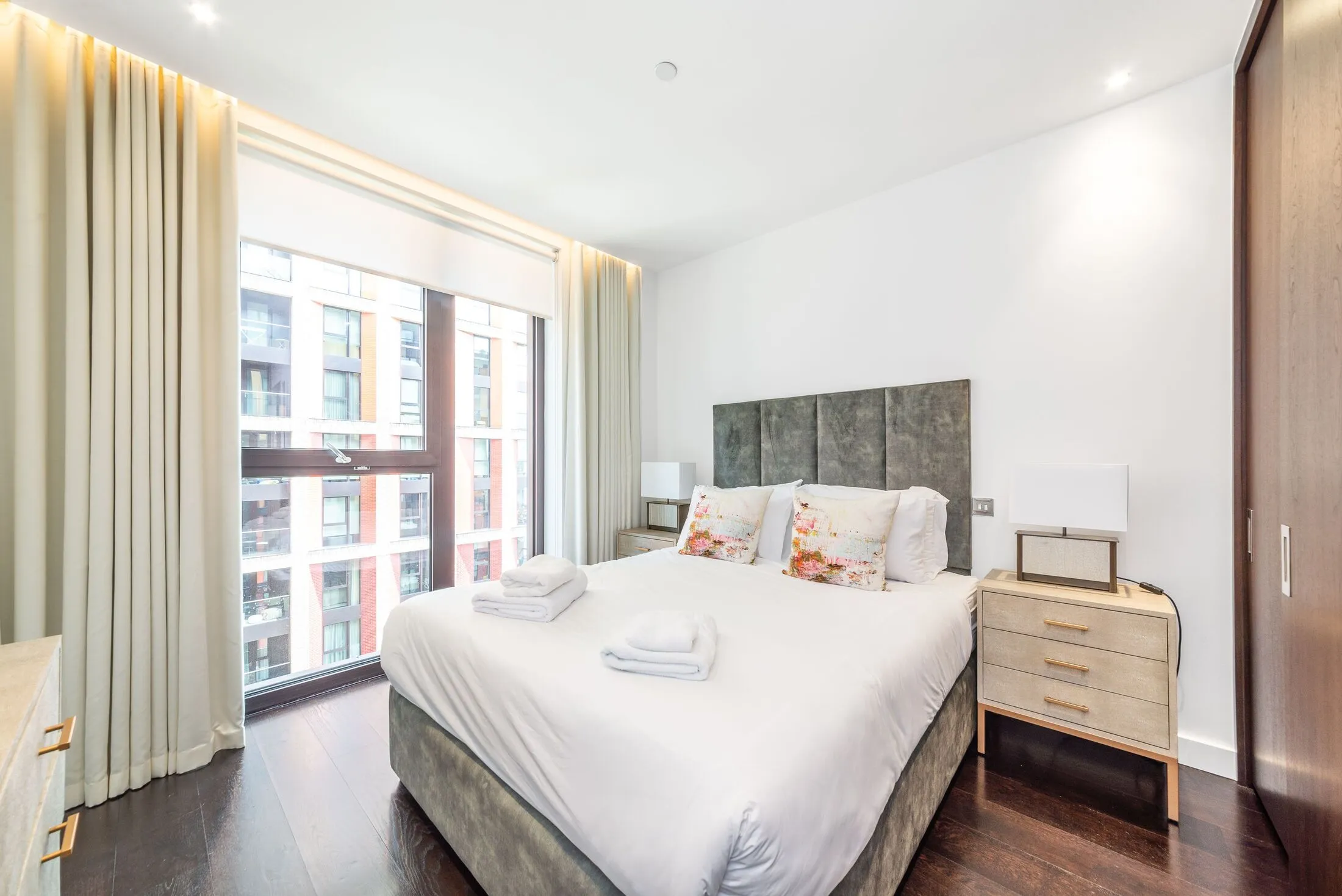 Flat Ponton Road in Greater London