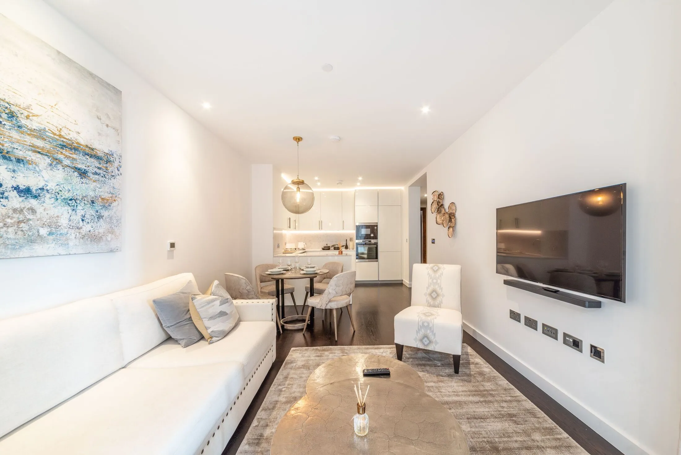 Flat Ponton Road in Greater London