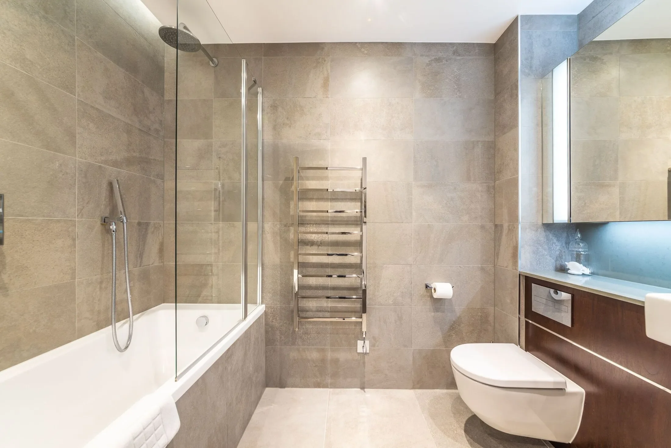 Flat Ponton Road in Greater London