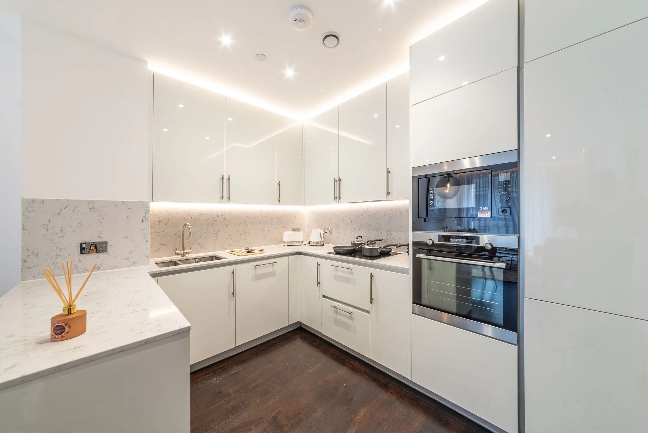 Flat Ponton Road in Greater London