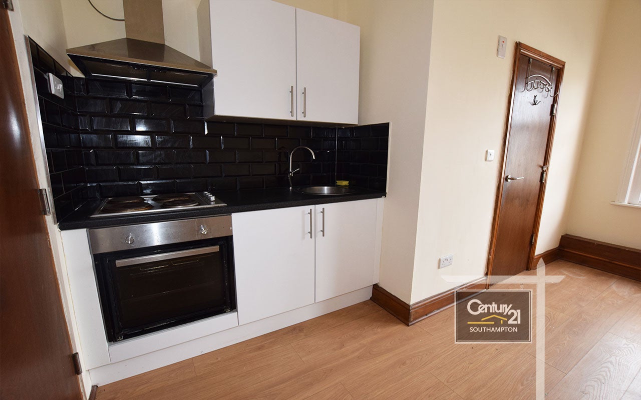 Flat Ancasta Road in Southampton
