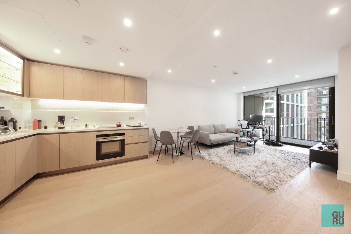 Flat Prince of Wales Drive in Greater London