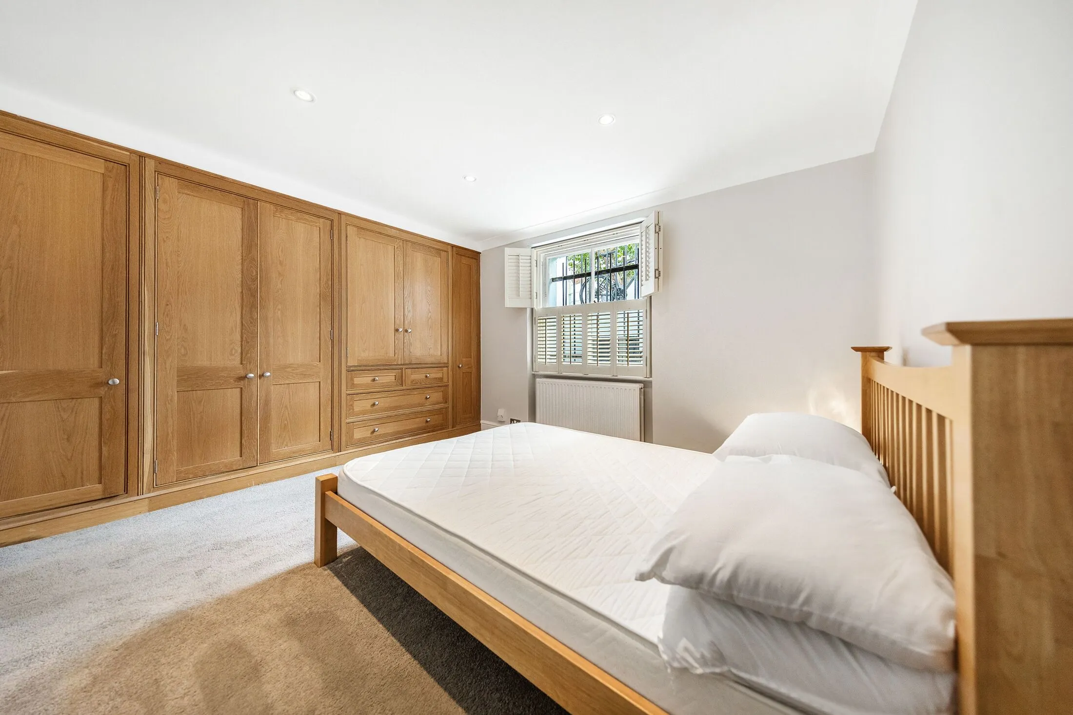 Flat Cornwall Crescent in Greater London