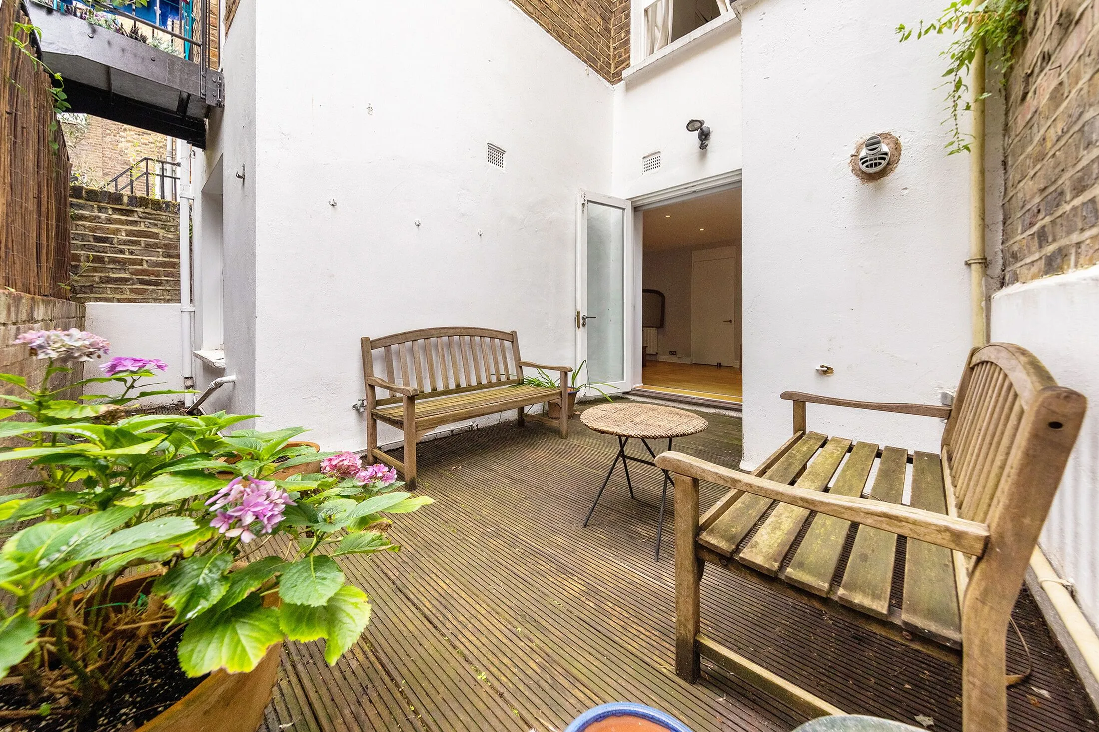 Flat Cornwall Crescent in Greater London