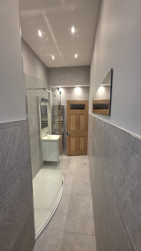 Room Strathfillan Road in City of Edinburgh