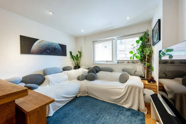 Flat Skerne Road in Greater London