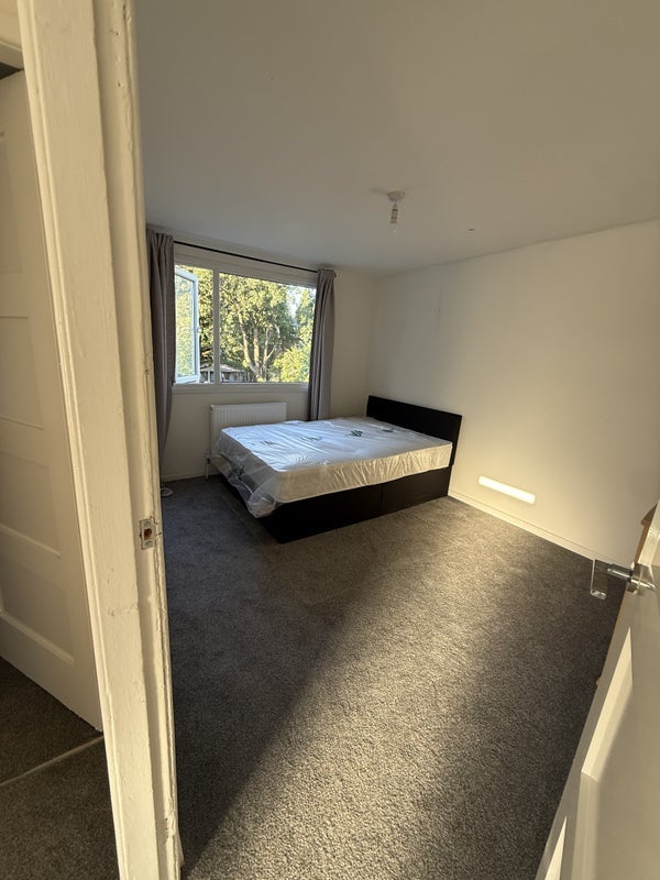 Room Merseybank Avenue in Manchester