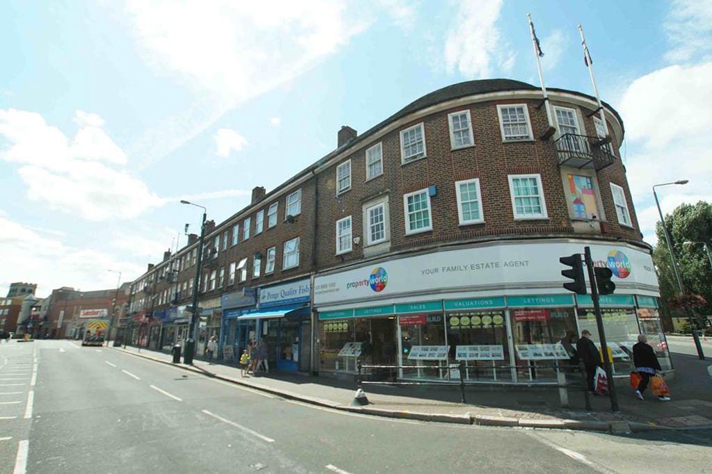 Flat High Street in Greater London