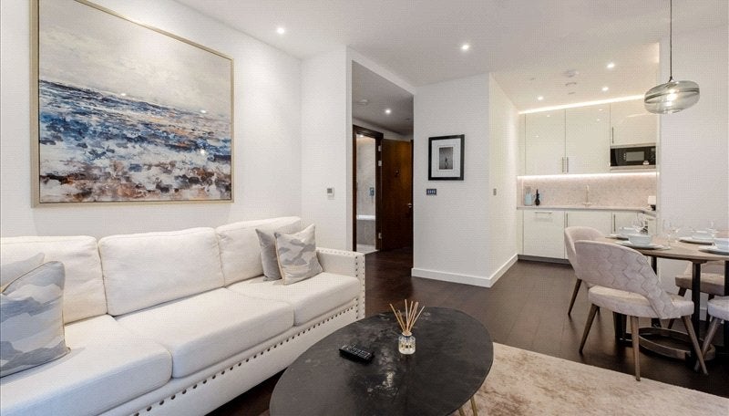 Flat Ponton Road in Greater London