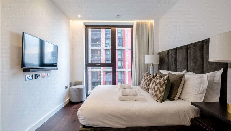 Flat Ponton Road in Greater London