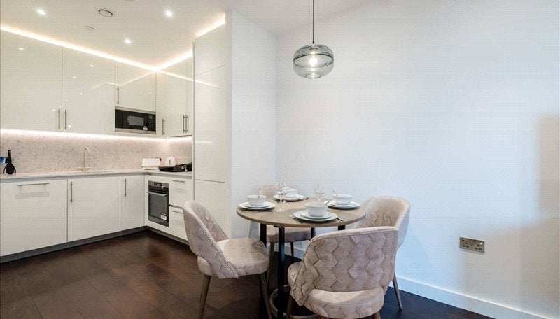 Flat Ponton Road in Greater London