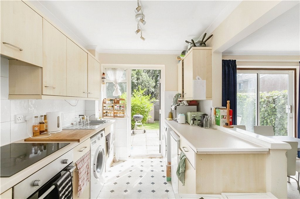 Flat Elmbank Avenue in Borough of Runnymede