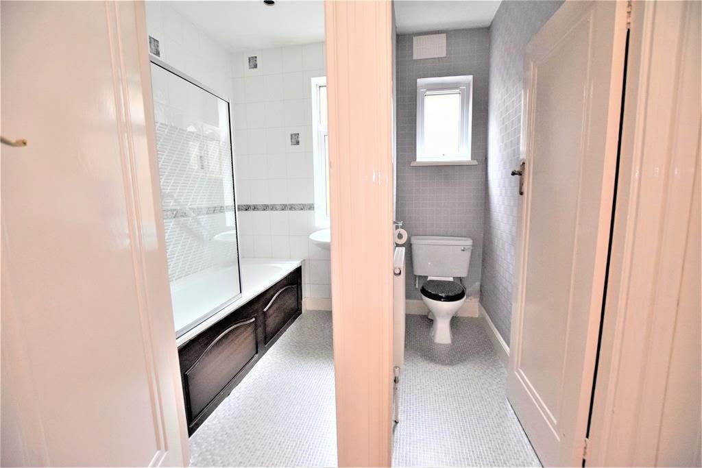 Room Loudoun Avenue in Greater London
