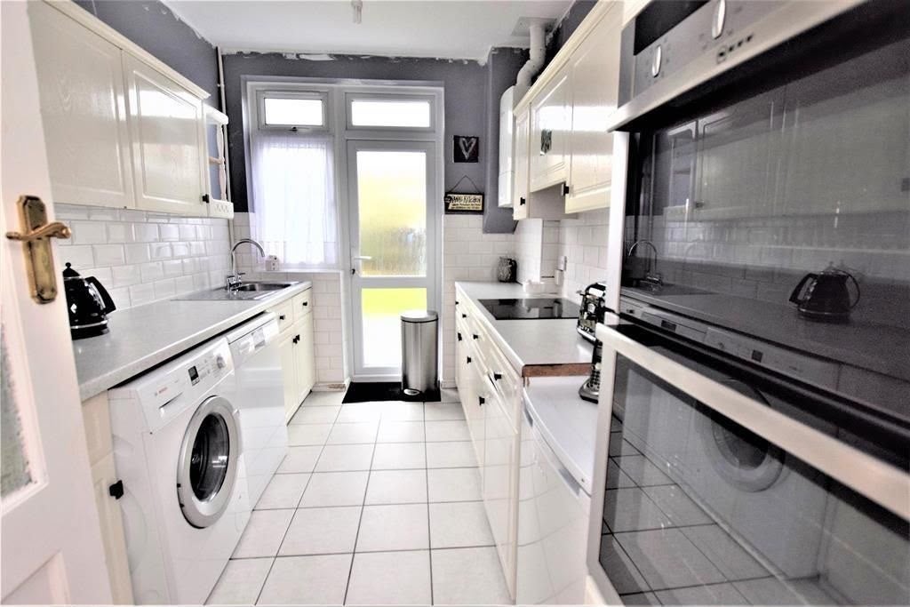 Room Loudoun Avenue in Greater London