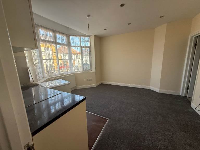 Flat Bowrons Avenue in Greater London