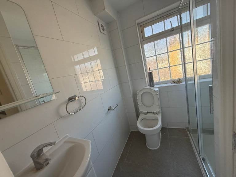 Flat Bowrons Avenue in Greater London