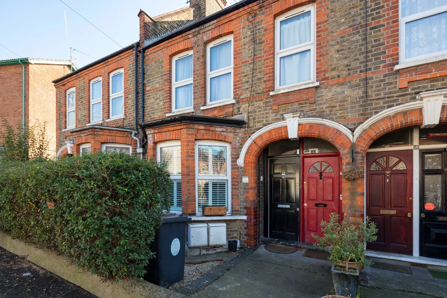 Flat Lloyd Road in Greater London