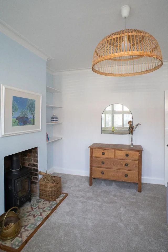 Flat Lloyd Road in Greater London