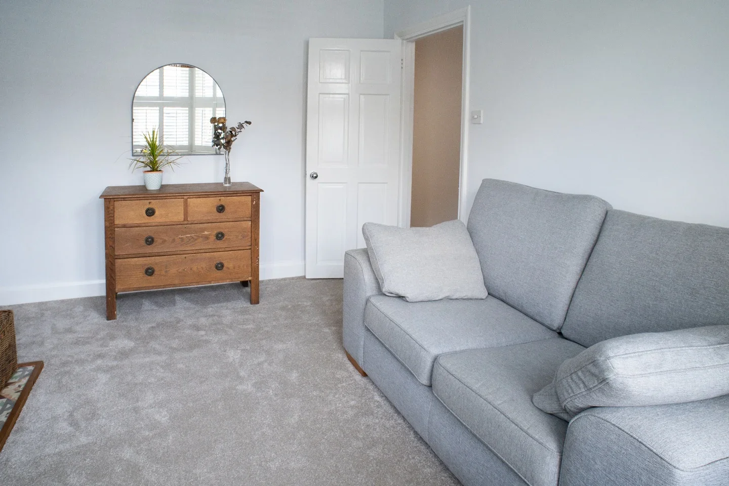 Flat Lloyd Road in Greater London
