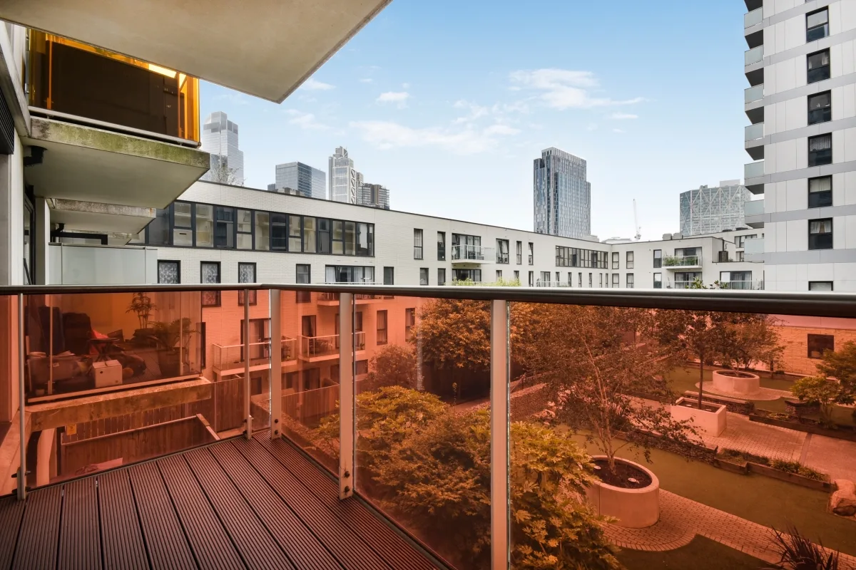 Flat Pomell Way in Greater London