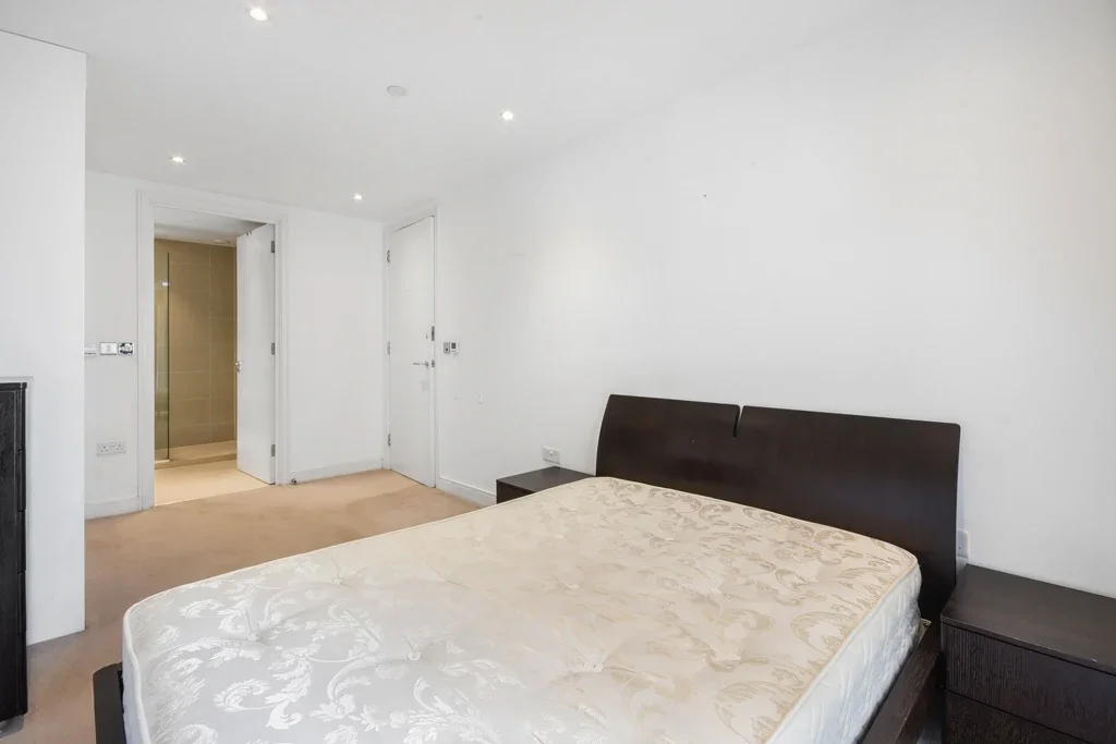 Flat Pomell Way in Greater London