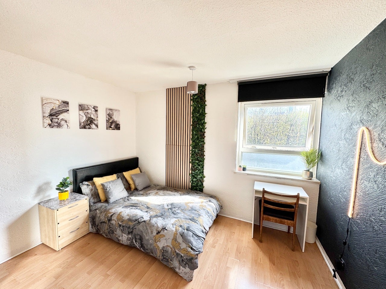 Room Hind Grove in Greater London