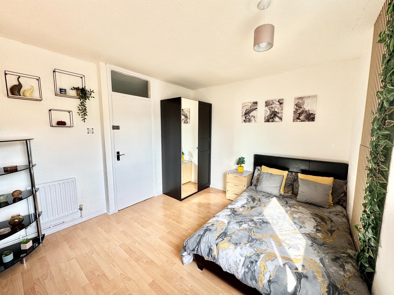 Room Hind Grove in Greater London