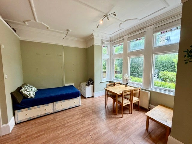 Flat Chiswick High Road in Greater London