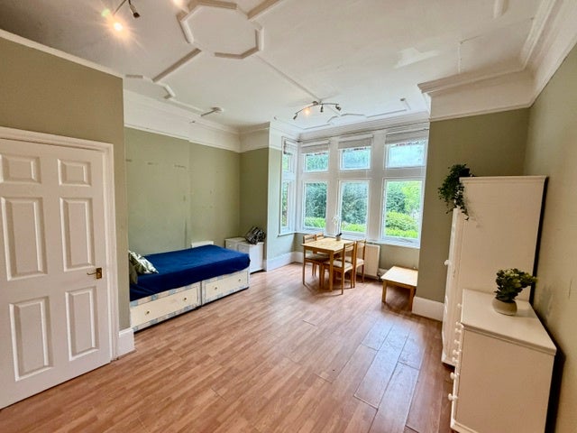 Flat Chiswick High Road in Greater London